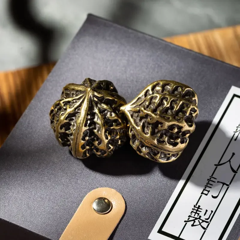

A pair of pure brass precision cast solid wenwan antique fitness hand pieces Gankun walnut playing ornaments accessories