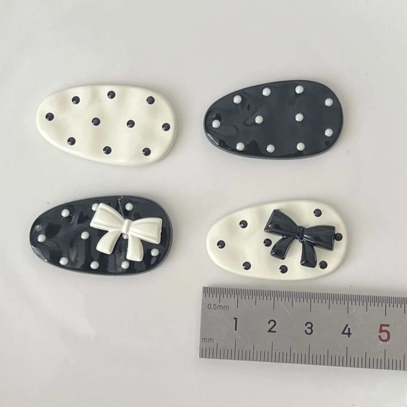 Miniso-resina cabochão, série dos desenhos animados, preto e branco, flatback, diy, materiais de artesanato, jóias fazendo encantos, 5pcs