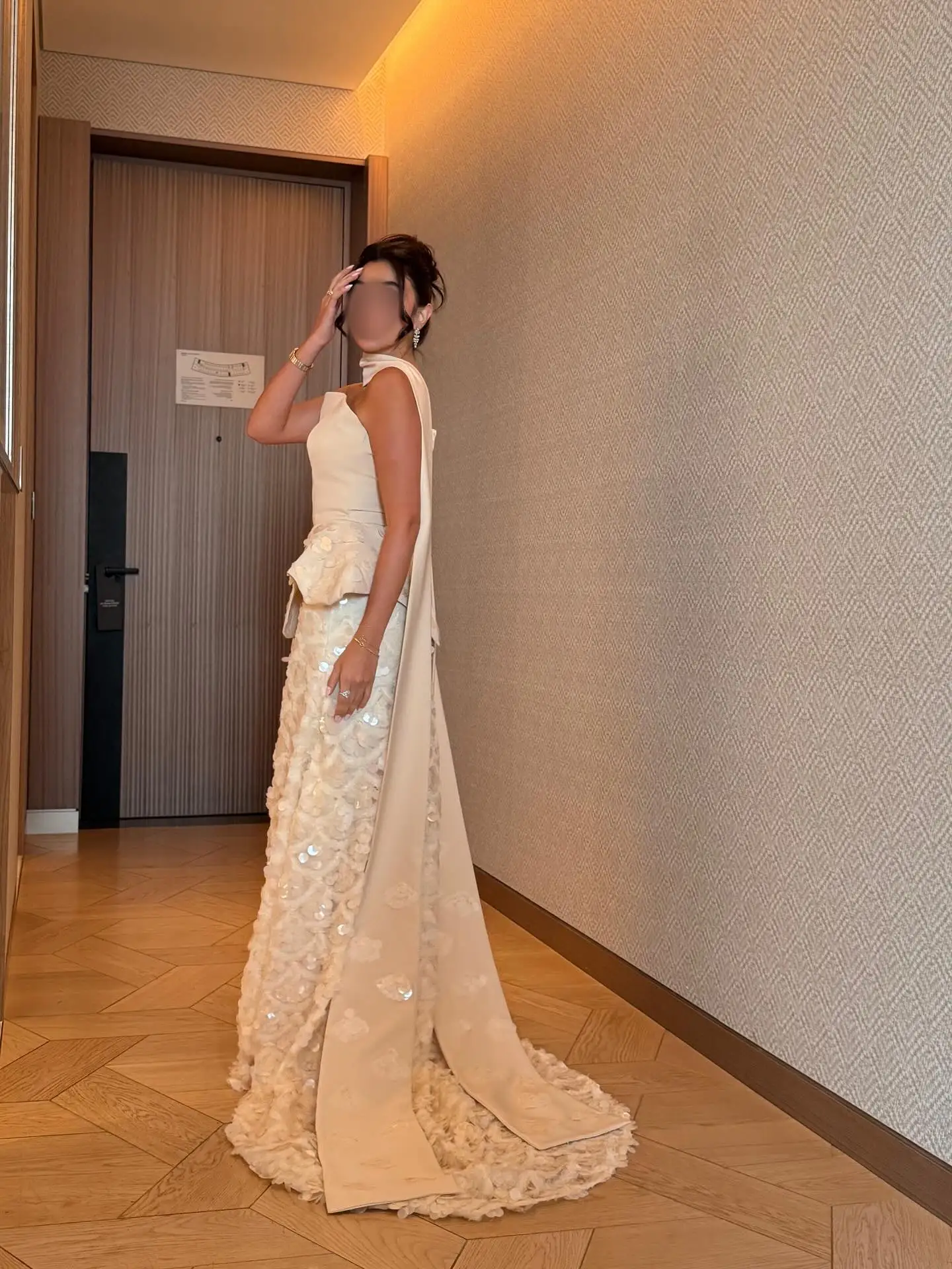 カスタマイズされたエレガントでキラキラ輝く繊細な白いアップリケとスパンコールのウェディングドレス、ブライダルパーティー、ブライダルガウン、サテンリボン