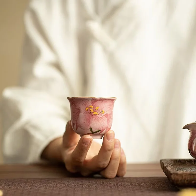 

2Pcs 40ML Hand-painted Gold Lily Ru Kiln Teacup Master Cup Guest Cup Flower Mouth Small Teacup Ceramic Kung Fu TeaSet Decoration