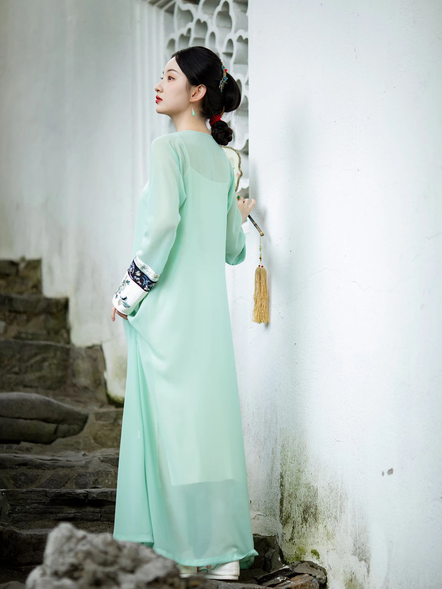 

Летнее шифоновое платье-ципао с вышивкой, свободного кроя, с длинными рукавами, драпировкой и круглым вырезом, в традиционном китайском стиле.