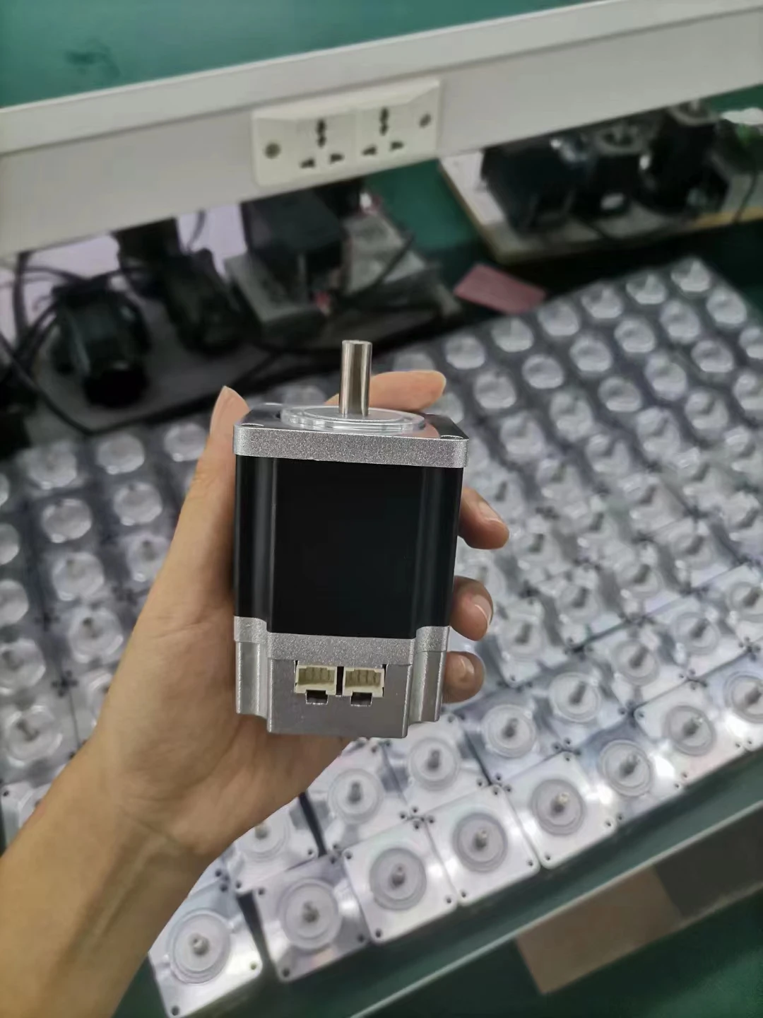 มอเตอร์เซอร์โว DC แบบเฟสเดียว 24V ขนาด 57 มม. Nema23 แรงบิด 0.2 นิวตันเมตร รุ่นใหม่ ปี 2024 จากโรงงานซีเฮง มอเตอร์ พร้อมระบบขับเคลื่อนแบบลูกปืนและสกรูตะกั่วในตัว