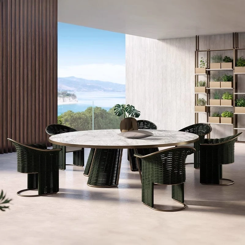 مجموعة طاولة وكرسي من الروطان في الفناء الخارجي، شرفة كلاسيكية، شارع تجاري