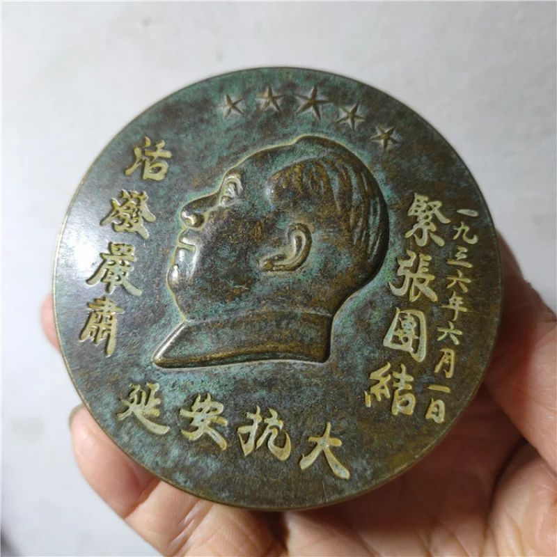 Antique miscellaneous items, distressed handicrafts, brass waving Chairman Mao ink case, copper seal ink box, stationery supplie