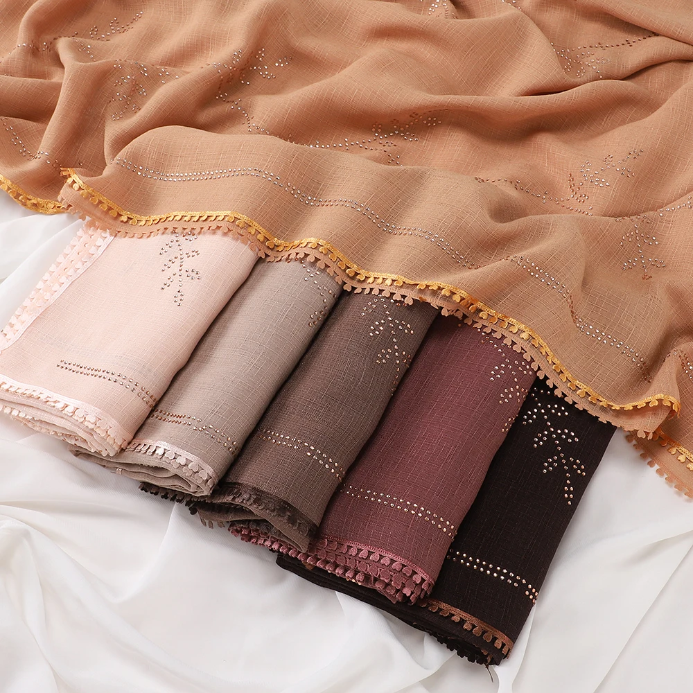 Strass-Besetzter Hijab aus Knitterbaumwolle mit Spitzen- und Quastenrand Muslimisches Damen-Kopftuch Eleganter Damenschal Islamisches Kopftuch – Detail 7