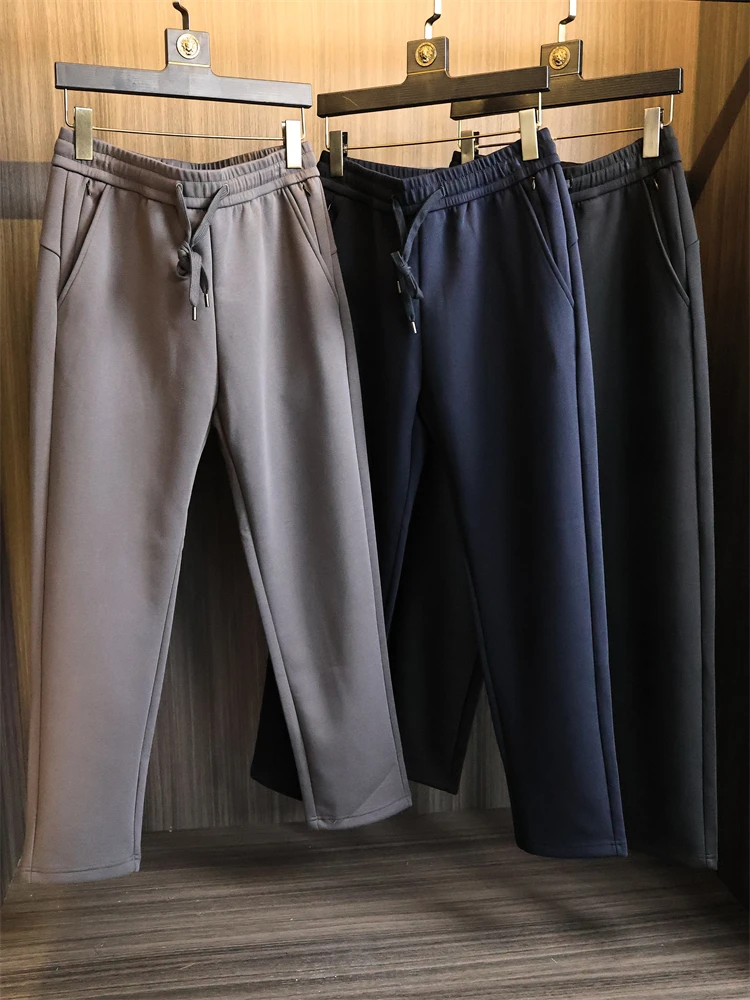 

Мягкие хлопковые повседневные брюки для мужчин, прямые дышащие, приятные для кожи, осенне-зимние базовые универсальные утягивающие удобные брюки...
