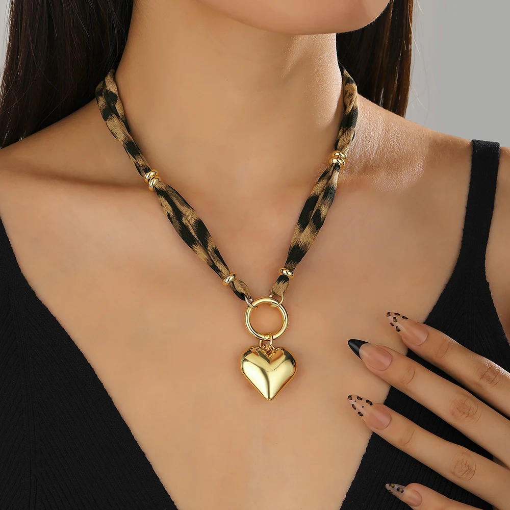 Retro Leopard Heart Pendant Choker Street Fashion Accessories Gift for Women Pary Outgoing Birthday Necklace Jewelry
