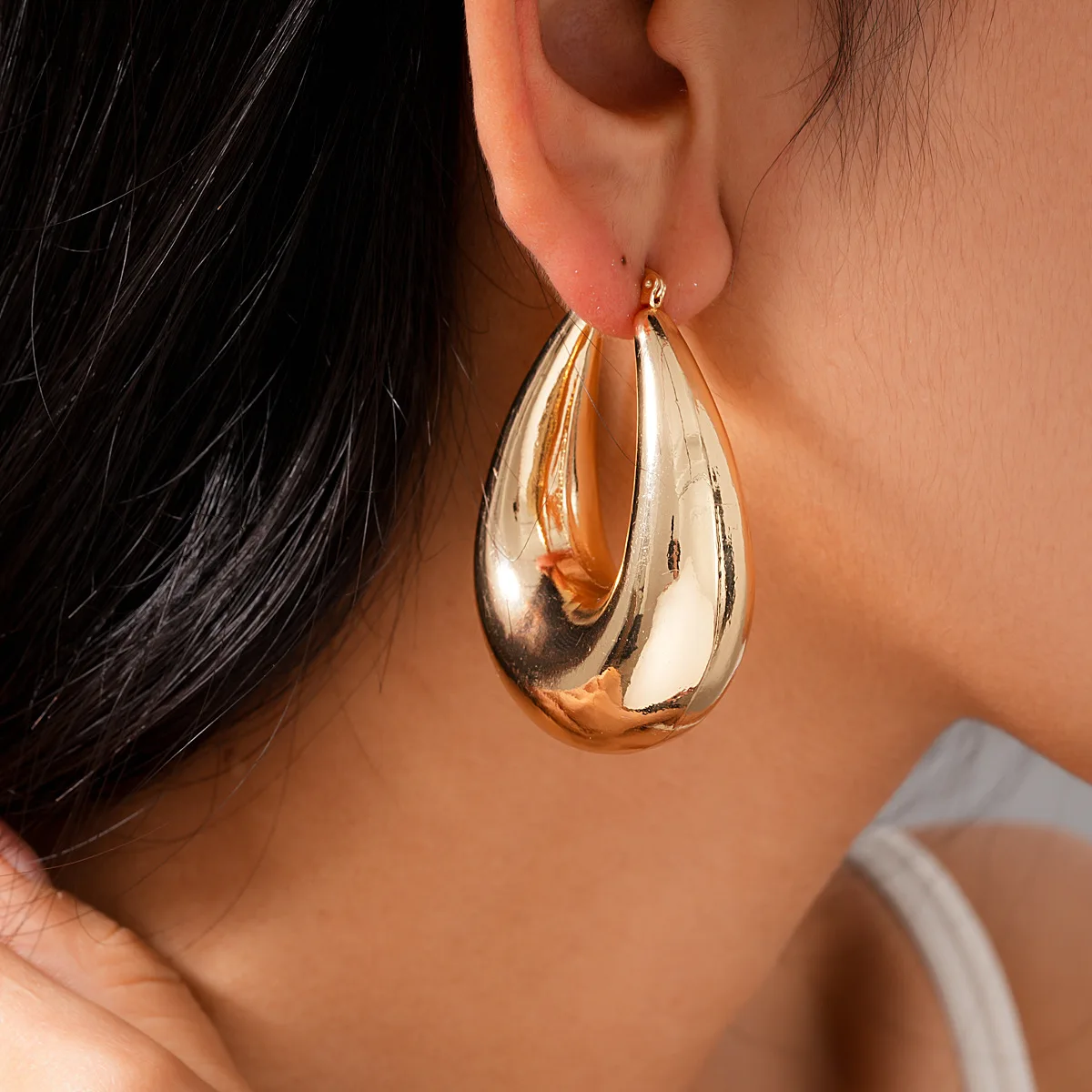 Glossy oval water drop ear buckle cold wind earrings light luxury high-end earrings design sense niche