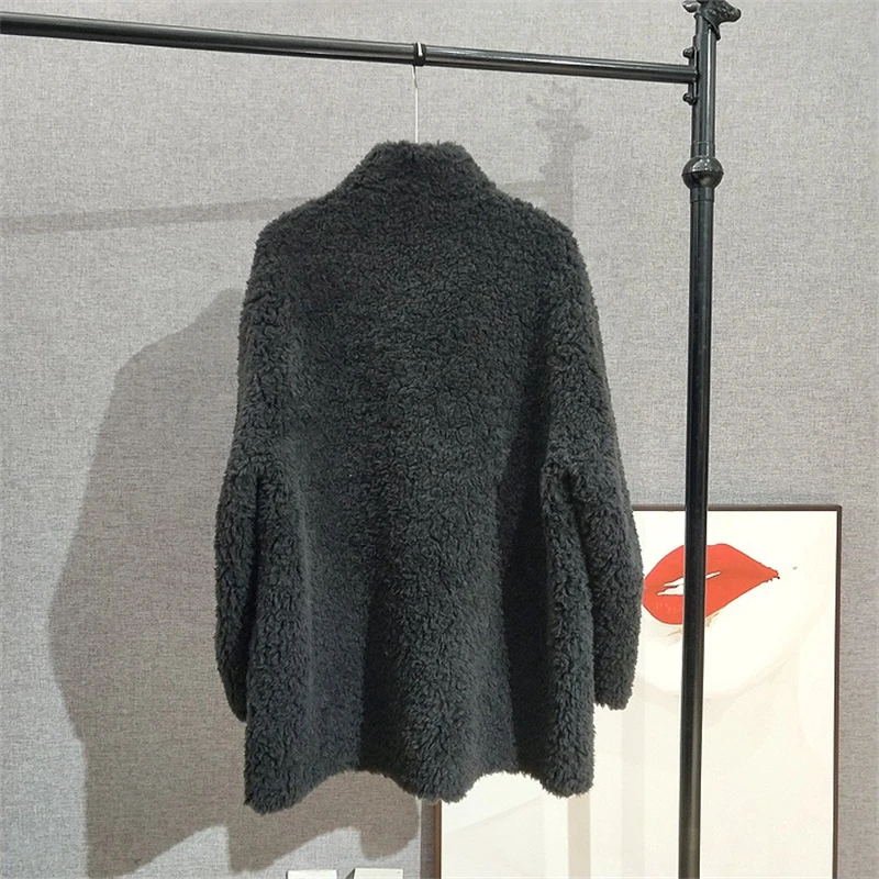 سترة من فراء الصوف 100% بأزرار على شكل قرن خشبي متوسطة الطول وياقة واقفة معطف نسائي من Sheep Sharling JT501