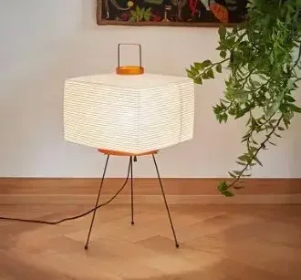 The Unique Artistic Style of Japanese Rice Paper Table Lamps Is Used for Decorating The Countertops of Homestays and Tea Houses