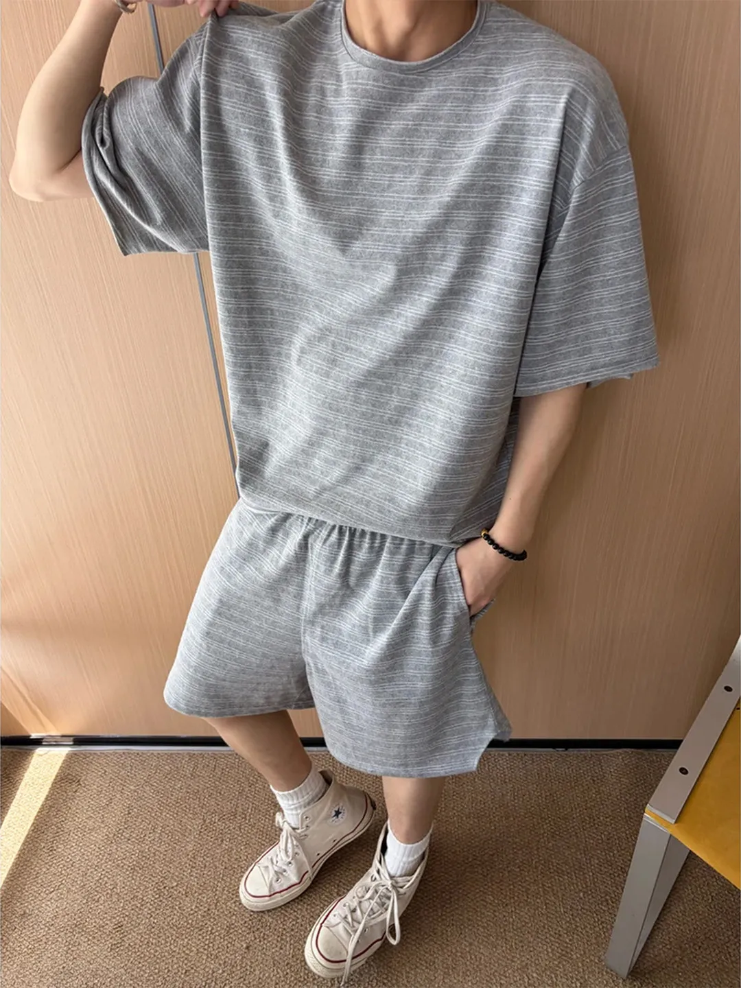 ライトグレーストライプ半袖ショートパンツセットメンズ夏のゆったりとしたカジュアルウェア高級tシャツマッチングセット