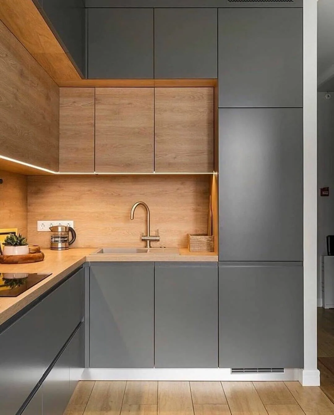 ^Custom Modern Solid Wood Built-in Kitchen Cabinet with Integrated Refrigerator Compartment and Quartz Countertop