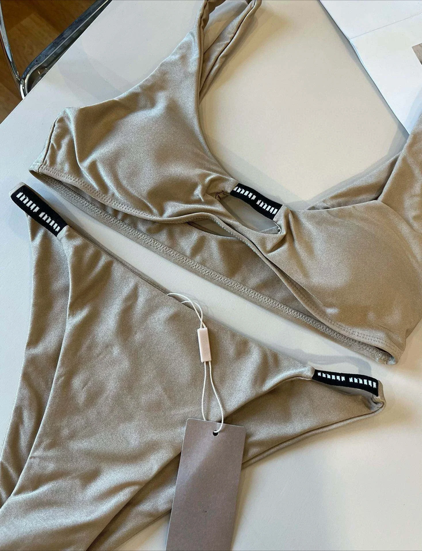 Traje de baño de bikini de la serie Miu de alta gama, estilo de una pieza que muestra su figura y la belleza, un regalo imprescindible para el verano, 2025, superventas