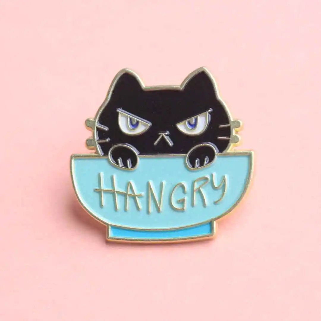 دبوس المينا للقطط الغاضبة - تصميم قطة كرتونية باللونين الأزرق والأبيض مع نص "HANGRY".