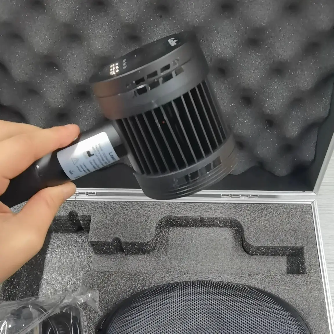 

Многофункциональный мощный холодный лазер класса 4 (650 нм + 808 нм) для лечения боли в плечах, коленях, спине у людей, а также растяжений, ран и воспалений у животных.