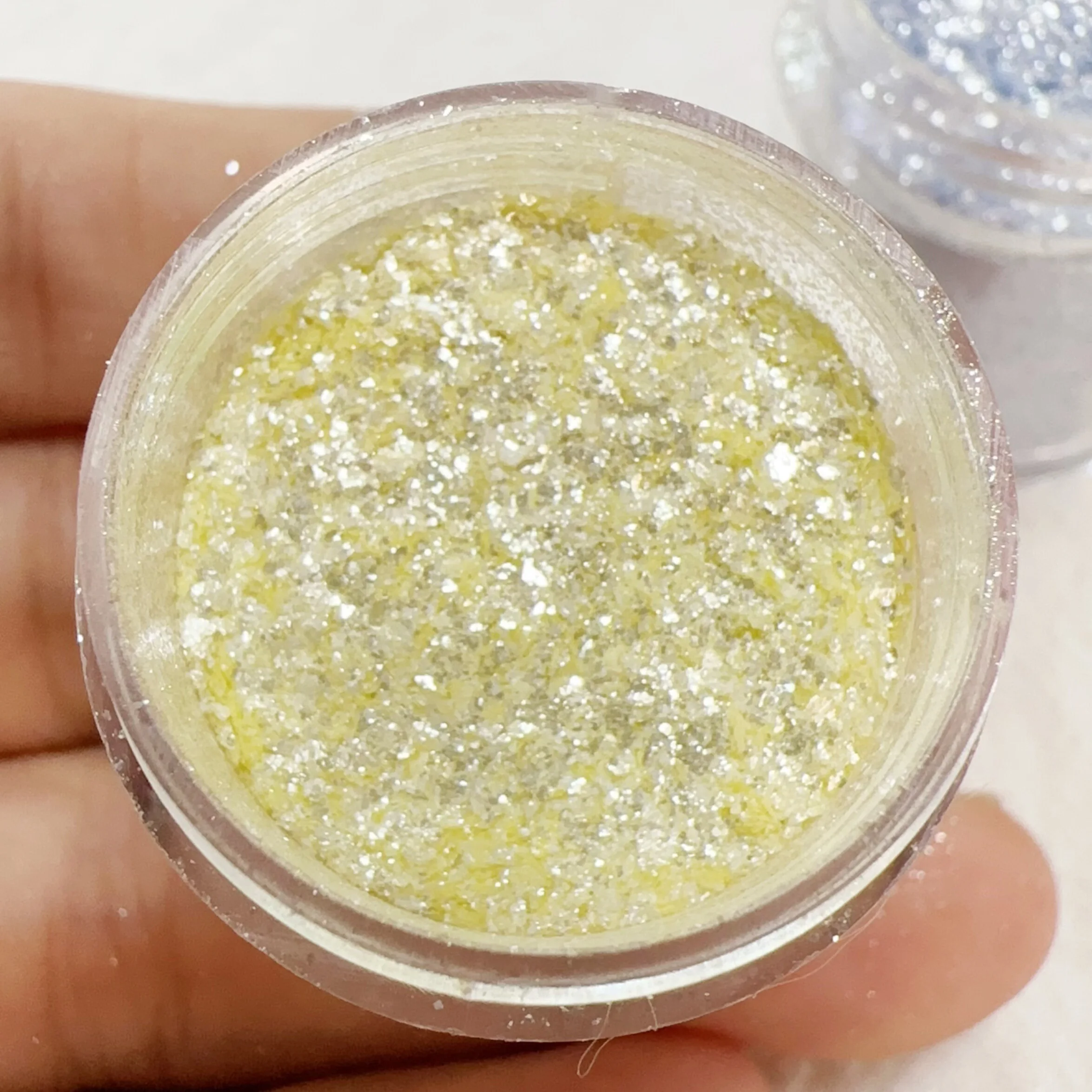 قطعة واحدة من فن الأظافر اللامع على شكل ندفة الثلج من ميكا، ساحر وجميل، مثالي كهدية لعيد الميلاد.