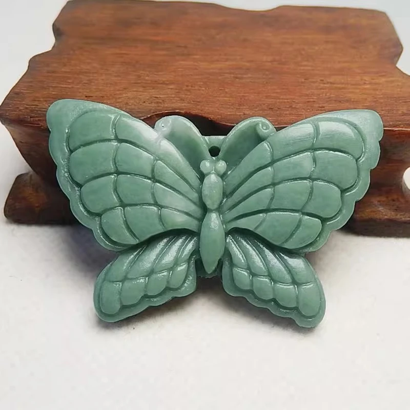 

The natural Guizhou green butterfly pendant is a gift for family members, symbolizing beautiful feelings