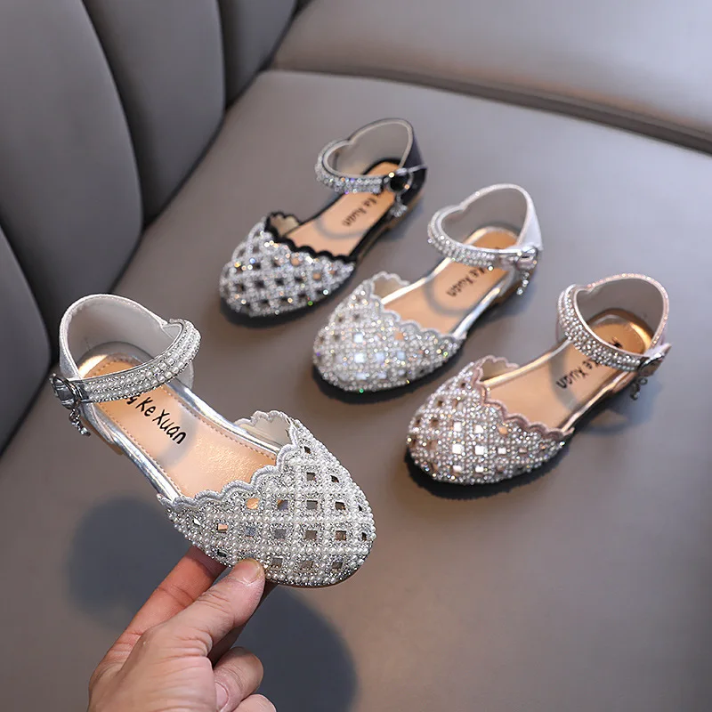 Nuove scarpe per ragazze sandali per bambini sandali per feste con strass principessa perla per bambini scava fuori le scarpe da spiaggia scarpe da