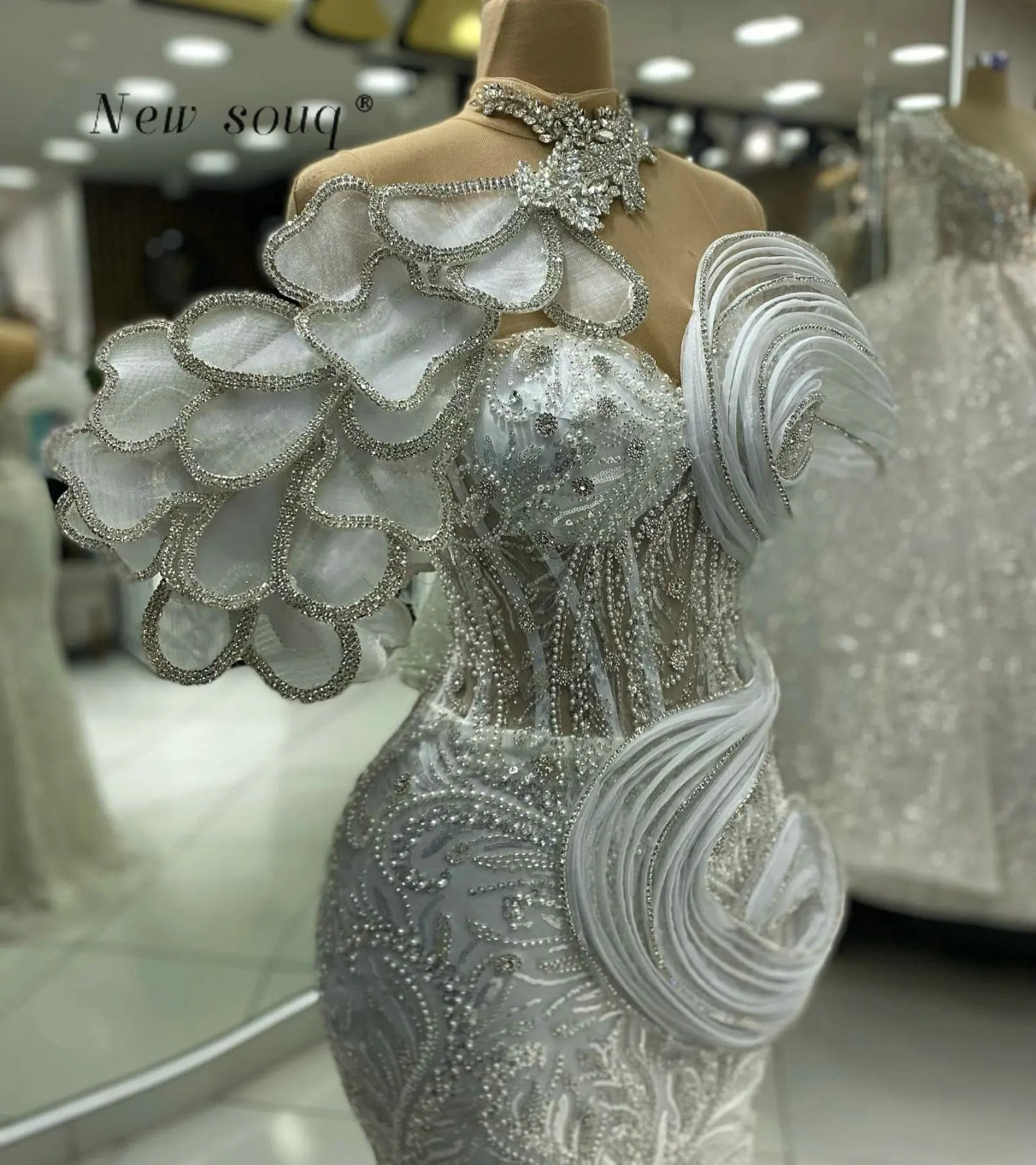 ชุดราตรีทรงเมอร์เมดสีขาวประดับคริสตัล ปี 2026 แบบเปิดไหล่ แต่งระบาย สำหรับงานแต่งงาน งานเลี้ยงกลางคืน  สามารถสั่งตัดได้