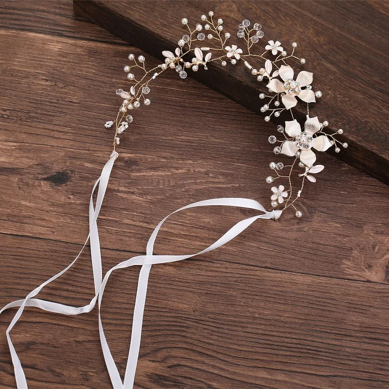 ホワイトウェディングティアラヘッドバンドビーズフラワーウエディングブライダルヘアバンドパール花嫁かぶと女性のためのヘアジュエリー