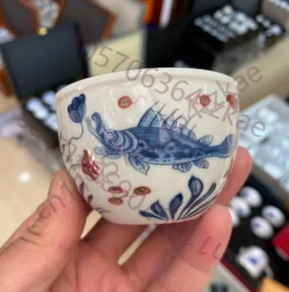

3-дюймовая китайская фарфоровая чашка из Цзиндэчжэня, сине-белая, с красной глазурью, 100 мл, с рисунком рыбы и водорослей