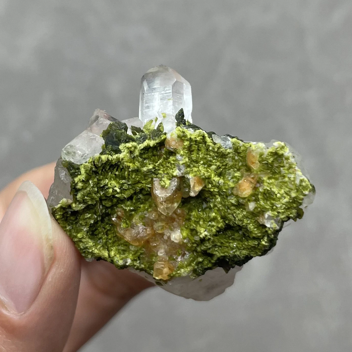 Natural Epidote Crystal Symbiosis Clear Quartz Rough Crystal Clusters Mineral Specimen Healing Energy Home Decor