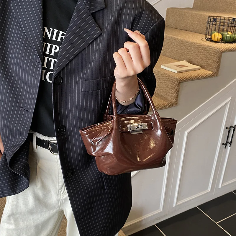 

2025 Spacious Underarm Bag, Chic Commuter Tote for Women, Minimalist Shoulder Crossbody, Versatile Day to Night Bag, Textured