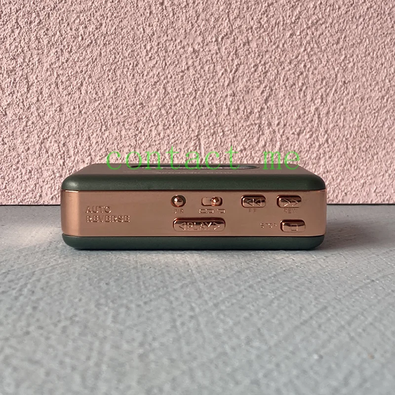 ピンクゴールドのレトロなポータブルカセットプレーヤー80年代の新