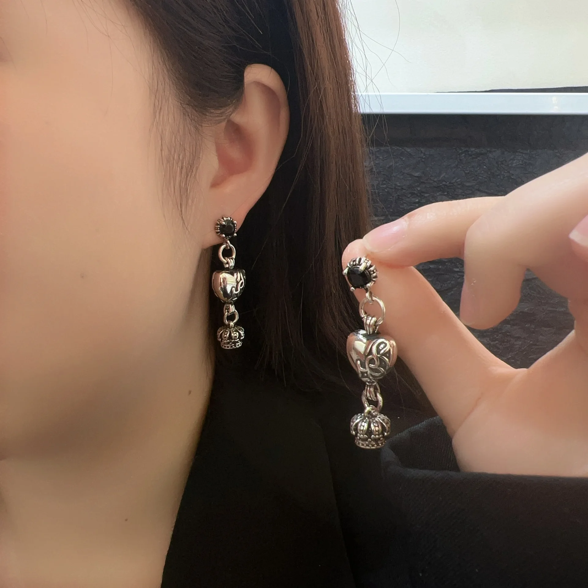 

French Retro Vintage Metal Texture Heart-shaped Crown Pendant Earrings For Women Fashionable Temperament Personalized Earring