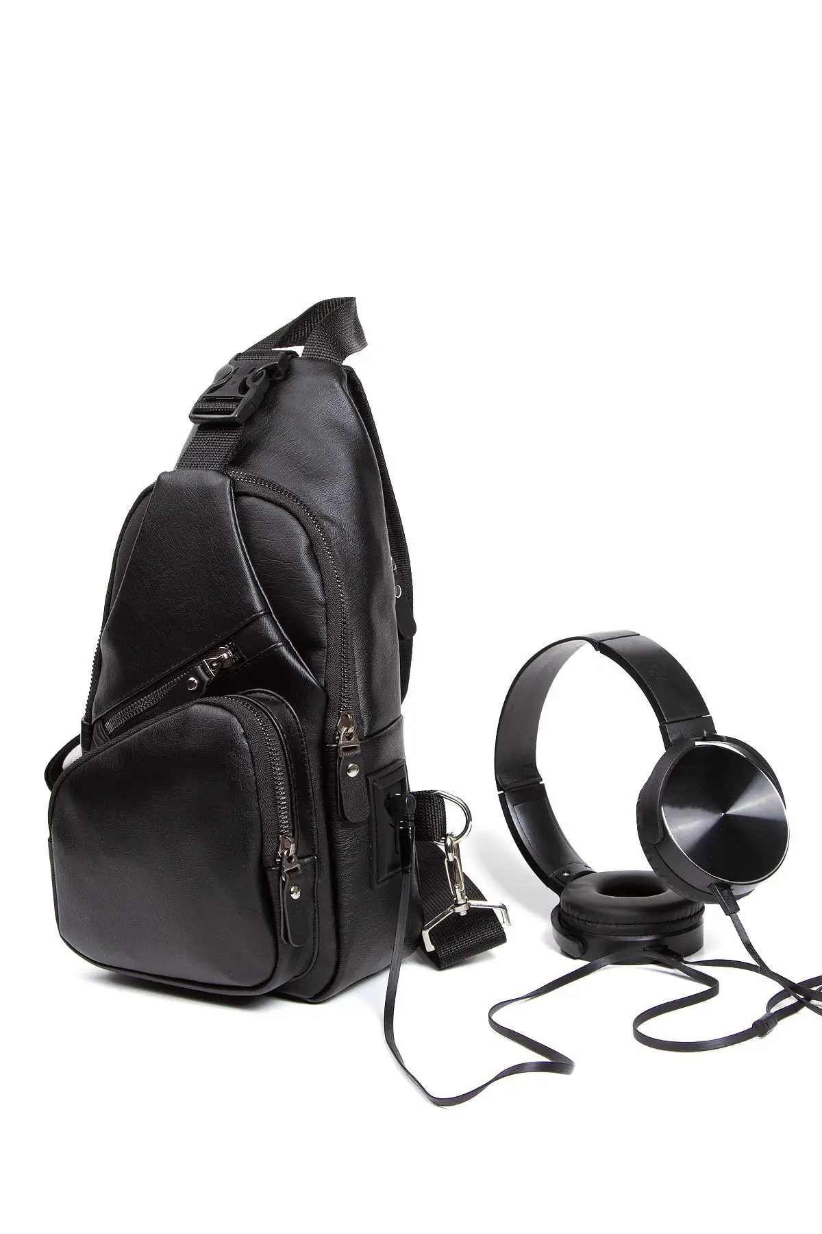 غسل الجلود حقيبة صدر للرجال ذراع واحد عبر بوديباغ حقيبة ظهر صغيرة مع سماعة الرأس وشاحن منفذ أنيق تسليم آمن 2022