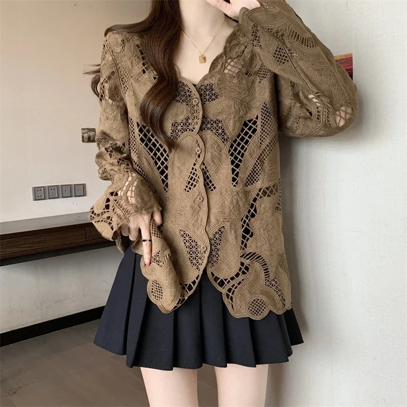 Elegancka bluzka koreańska, luźne topy damskie, elegancka koszula z koronką i dekoltem w serek, wiosenna moda, zapinana na haftowane kwiaty, ażurowy wzór, uniwersalna.