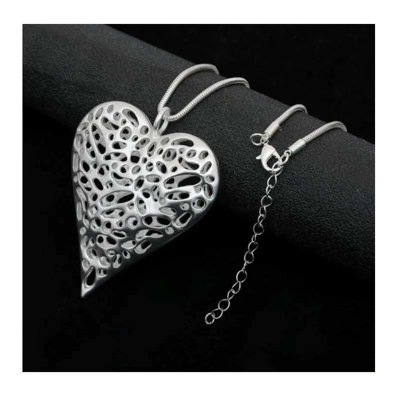 

New Popular Ladies Hollow Heart Pendant Stylish Simple Premium Fellowship Gold Necklace