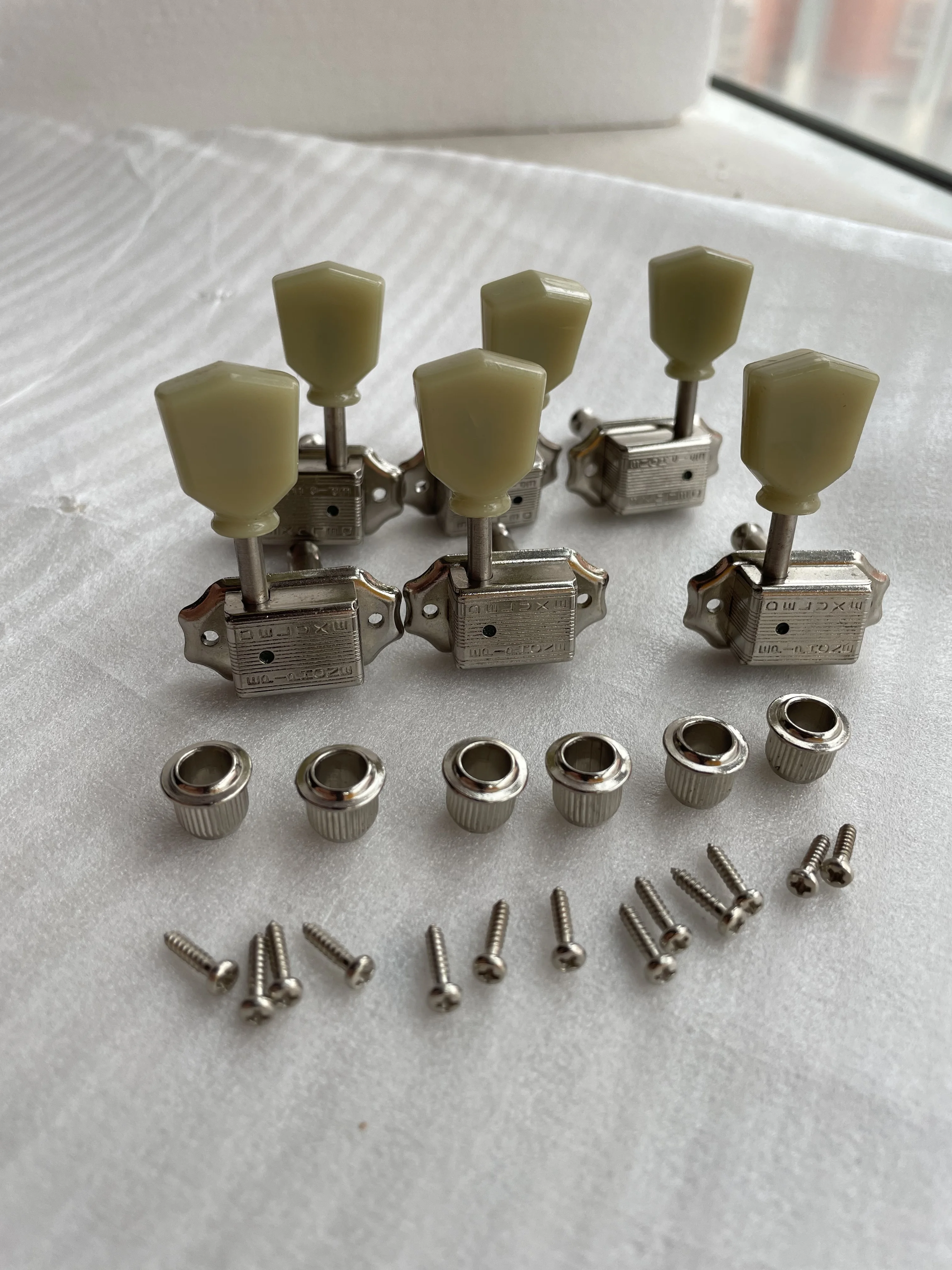 Original Guitar String Tuning Pegs, All Closed Guitar String Button Tuner, Plastic Green Machine Heads, 3L3R Stock (Not New)