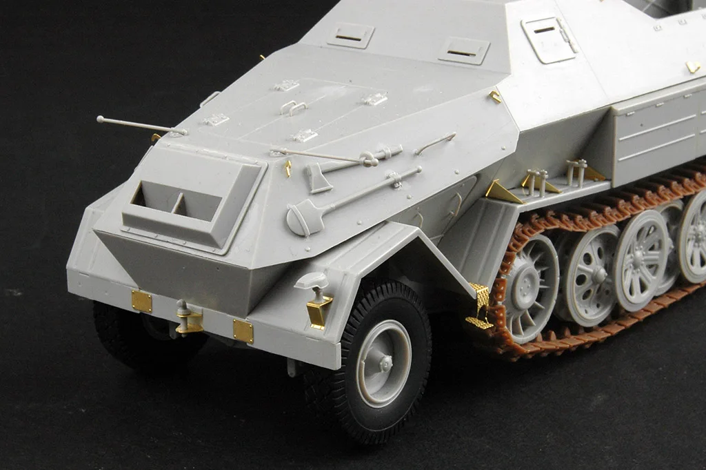 Trębacz 01584 1/35 niemiecki SdKfz 8 DB10 Gepanzerte 12t ciągnik Halftrack prezent wojskowy plastikowa do złożenia zabawkowy Model zestaw do budowania