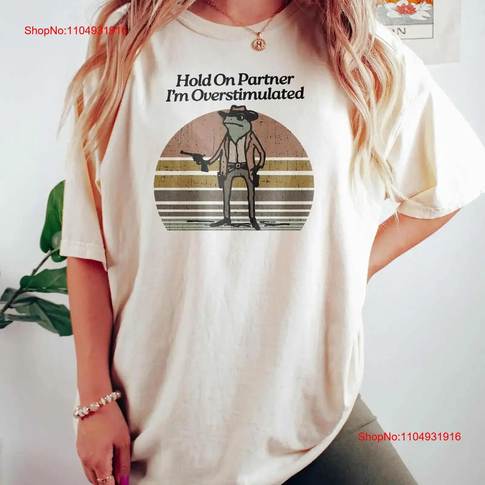 

Hold On Partner Im Overstimulated Comfort Цветная футболка Ковбойская лягушка Unhinged Weirdcore Одежда Gen Z Weird Забавный винтажный