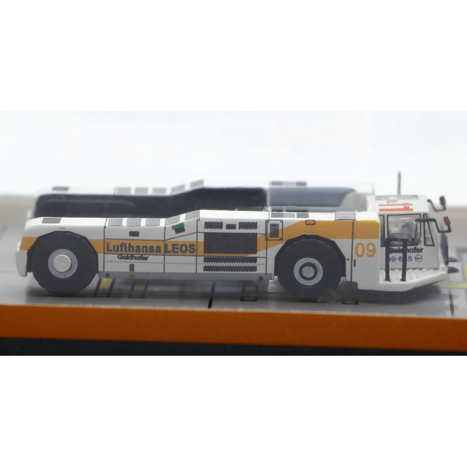 GSE2AST105 Lufthansa LEOS Push Back Tow JC Wings GSE 1:200 Alloy Collectible Towbarless Tractor Diecast model