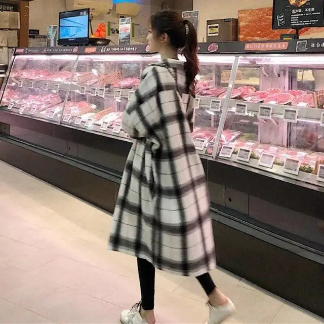 เสื้อเชิ้ตลายสก๊อตความยาวปานกลางสําหรับผู้หญิงในฤดูใบไม้ผลิและฤดูใบไม้ร่วงสไตล์เกาหลีลําลองหลวมขนาดใหญ่คาร์ดิแกนแขนยาว Over-the-lap
