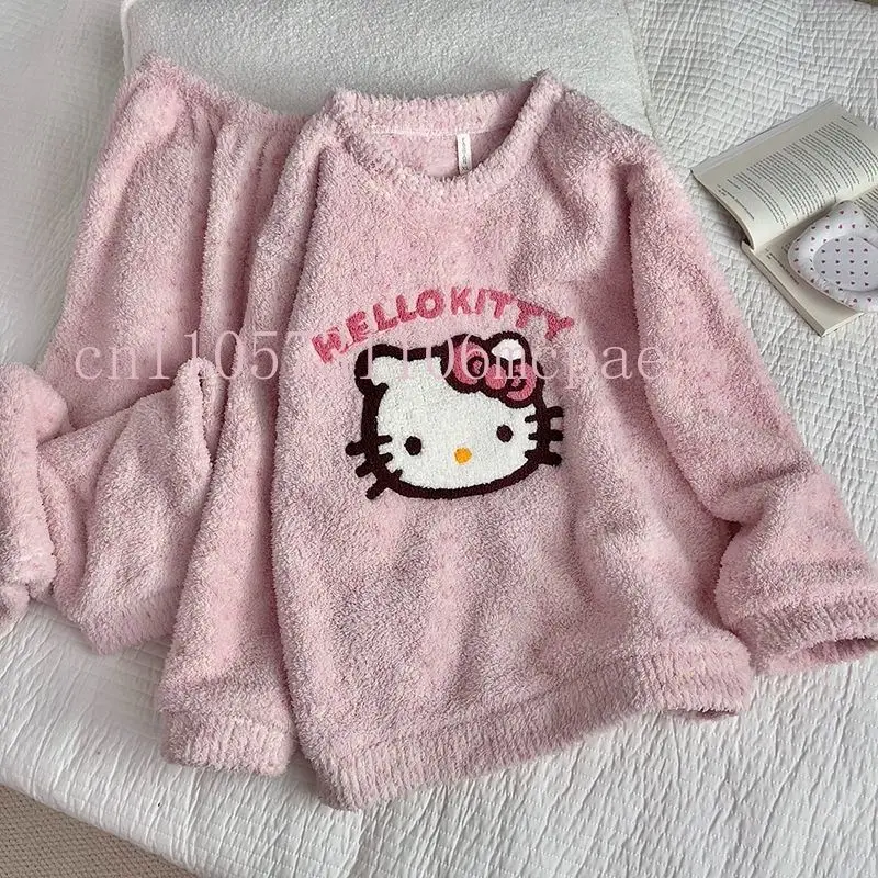 طقم بيجامة MINISO HelloKitty للسيدات 2025 من الحرير الجليدي منقط ملابس نوم مطبوعة برسوم كارتونية لطيفة ملابس نوم منزلية ملابس نوم مريحة