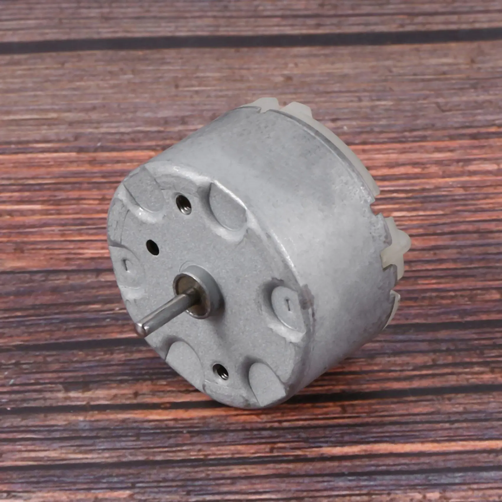 

A79I 3X RF-500 TB-12560 DC 1,5–12 В 2700 U/ MIN Скорость холостого хода Диаметр 32 мм Двигатель постоянного тока Серебристый