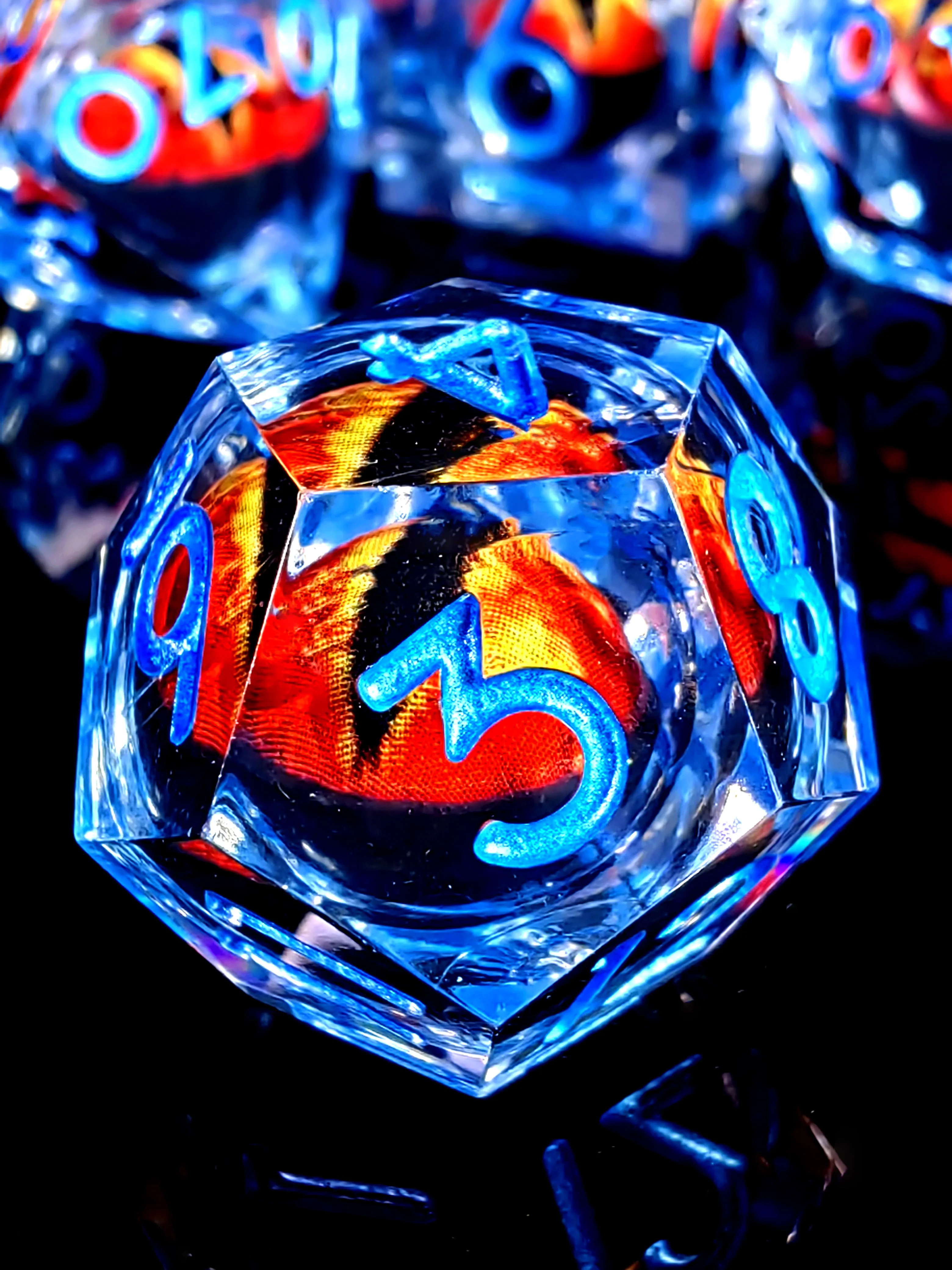 Set di dadi DnD - Dadi in resina da 7 pezzi con nucleo rotante Dragon Eye, scritte blu trasparenti per giochi da tavolo e giochi da tavolo
