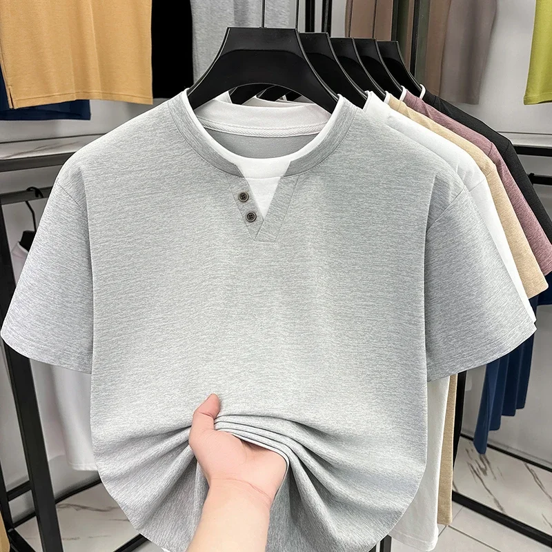 T-shirt à col Henley pour homme avec un design à l'effet de deux pièces, tissu doux et élastique pour une utilisation décontractée et quotidienne
