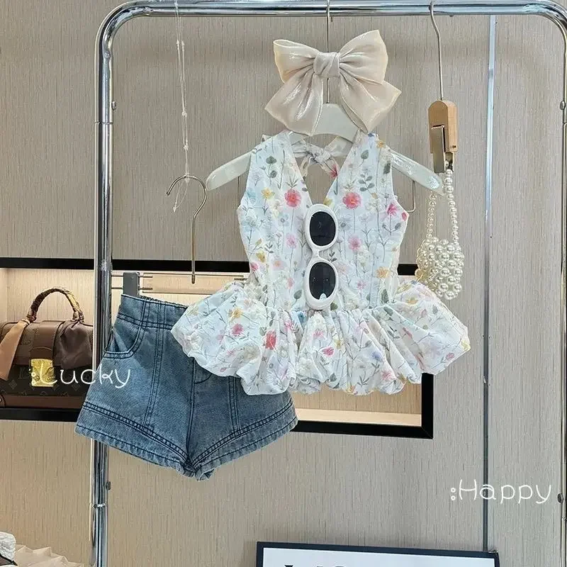 

Модный летний комплект для девочек 2026: новый стиль, детский топ на бретельках с цветочным принтом и шорты, милый костюм из двух предметов для детей