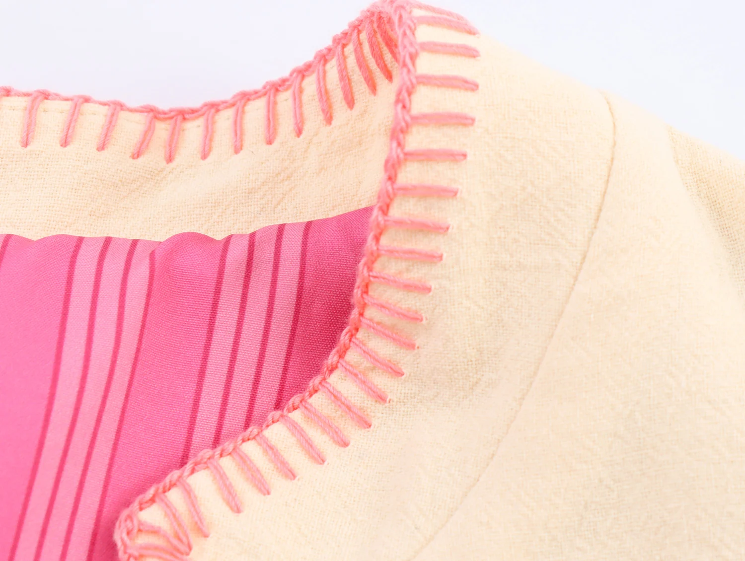 معطف قصير نسائي جديد لخريف 2025 فضفاض فضفاض برقبة دائرية وأكمام طويلة ومطرز متباين