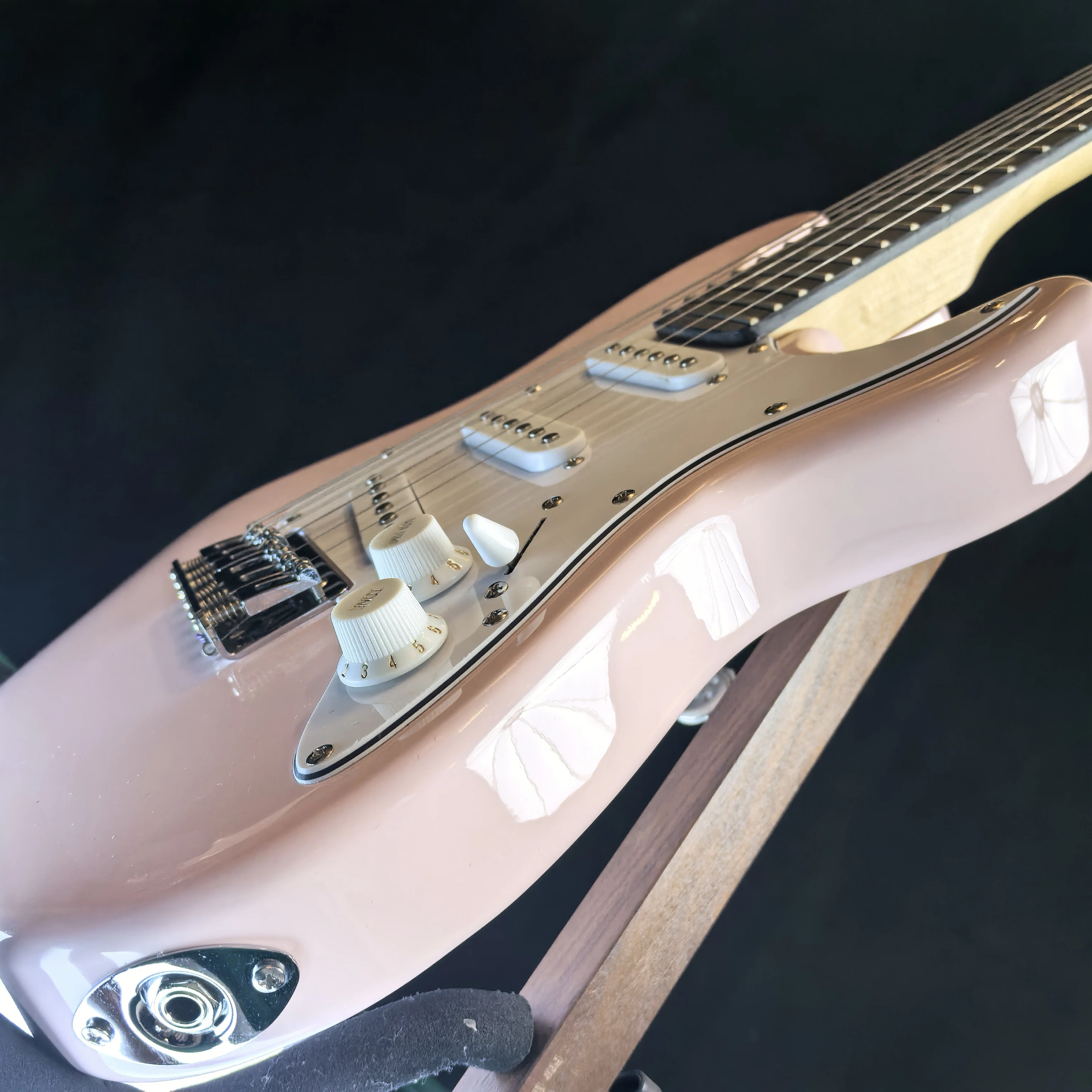 موديل أطفال، جيتار كهربائي وردي مكون من 6 أوتار، جيتار كهربائي صغير 24 بوصة، تباعد سلسلة 492 مم، طول الجيتار الإجمالي 80 سم.