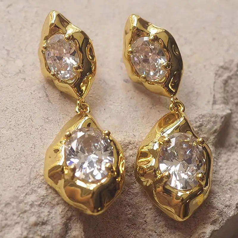 Huitan Zarte Damen-Ohrringe in Goldfarbe, bezaubernde Tropfenohrringe für luxuriöse Hochzeit, Jahrestag, trendiges Zubehör, Schmuck, Geschenk mit CZ