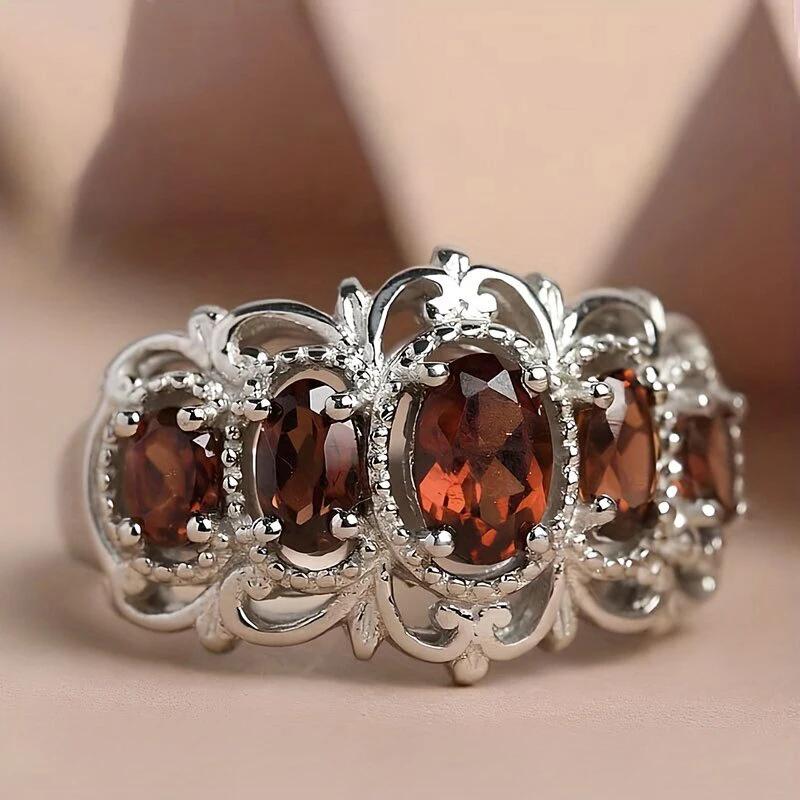 Huitan Luxus-Ring im Kronen-Design für Damen, eingelegt mit funkelndem rotem CZ, zarte Accessoires für Hochzeit, Verlobung, trendiges Schmuckgeschenk