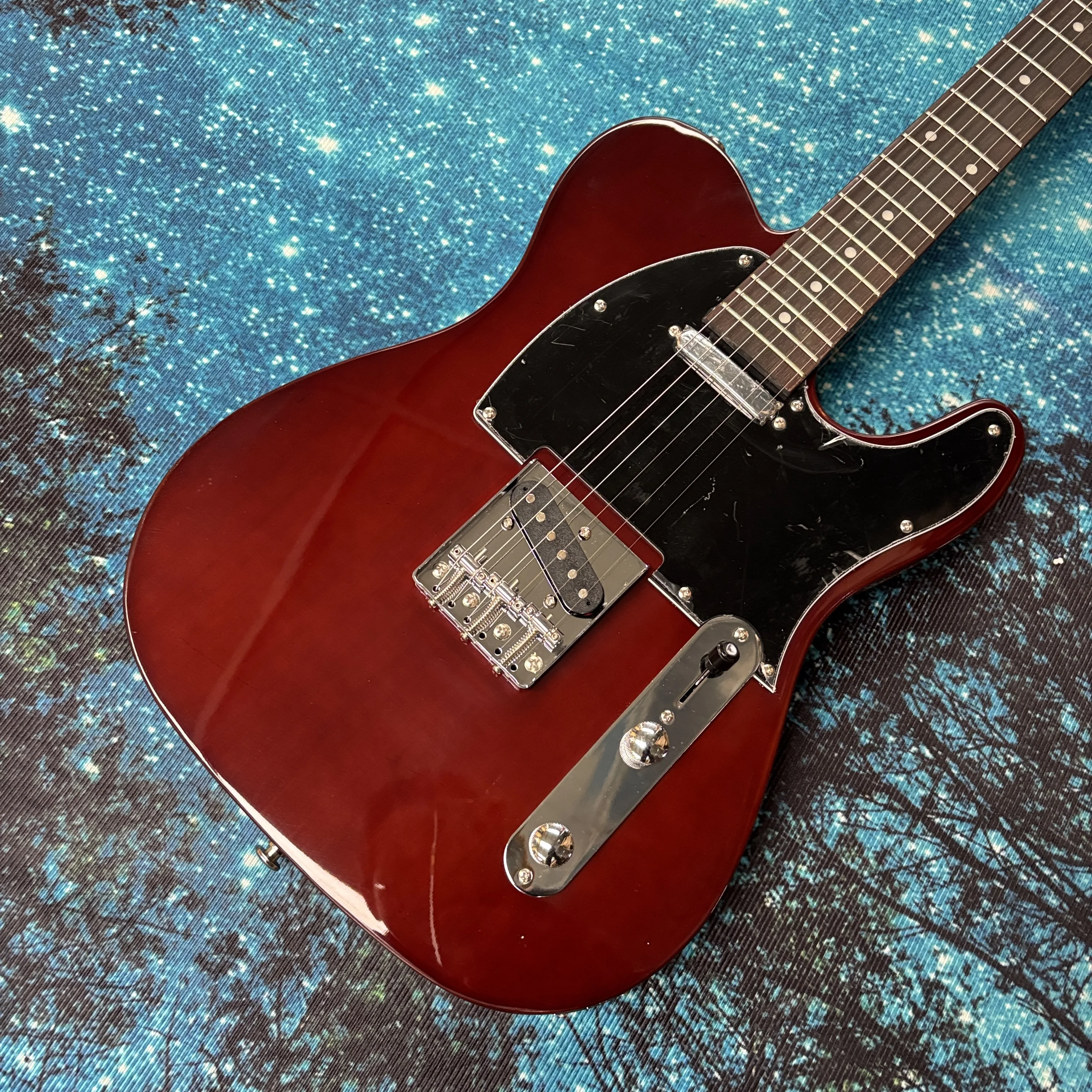 Red 6-String Electric Guitar, Rosewood Fingerboard with 22 Frets and Dot Fret Markers, Double-Coil Pickup Electric Guitar