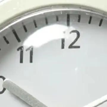 Waterproof Wall Clock with Suction Cup Mount for Bathroom Kitchen Humid Conditions Silent Operation White 13.6x13.6cm