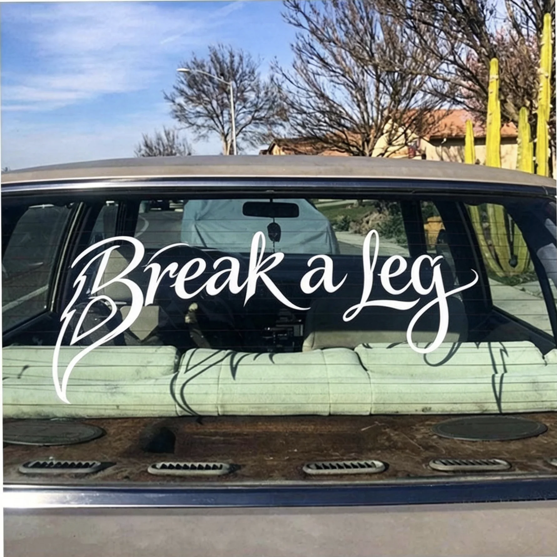 

Персонализированная наклейка на автомобиль с логотипом, устойчивая к погодным условиям, для окон и лобовых стекол, с возможностью индивидуального дизайна.