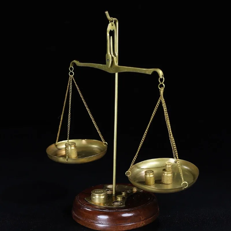Retro nostalgic old-fashioned balance balance scale, ornament lawyer's office desktop, porch decoration, handmade creative gifts